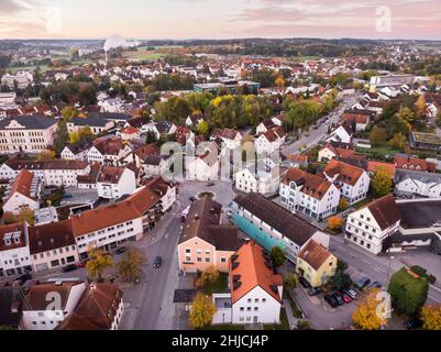 Pfaffenhofen an der ILM von oben, Luftaufnahme Kreisel Kellerstarße - Schulstraße Foto Stock