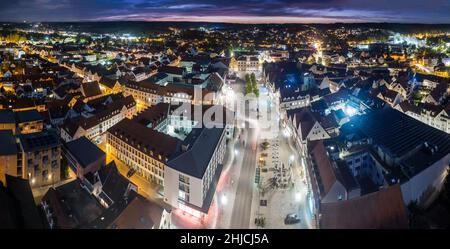 Pfaffenhofen an der ILM von oben, Luftaufnahme Landratsamp Pfaffenhofen und Hauptplatz Foto Stock