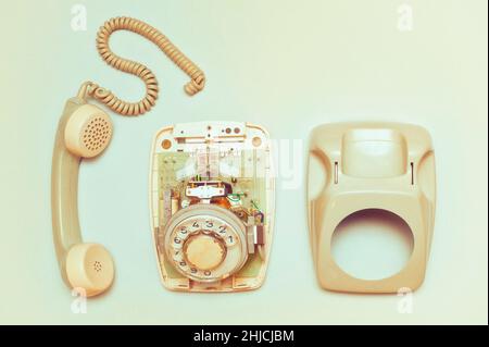 telefono con manopola vintage smontato Foto Stock