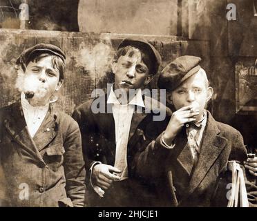 Newsies at Skeeter's Branch, on Jefferson Near Franklin at 11:00 di lunedì 9th maggio 1910. Tutti fumavano. Fotografato da Lewis Hine a St. Louis, Missouri. Foto Stock