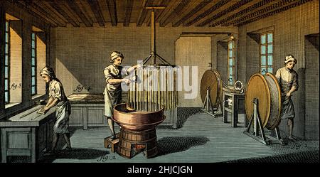 Un laboratorio per i candelieri, che mostra il processo di produzione delle candele. Acquaforte di Jean le Rond d'Alembert (1717-1783). Colorato. Foto Stock