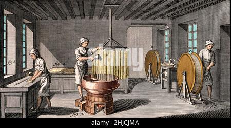 Un laboratorio per i candelieri, che mostra il processo di produzione delle candele. Acquaforte di Jean le Rond d'Alembert (1717-1783). Colorato. Foto Stock