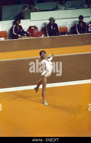 Ginnastica rumena Nadia Comaneci (1961) alle Olimpiadi di Montreal del 1976. Comaneci ha vinto cinque medaglie d'oro olimpiche nello sport tra il 1976 e il 1980. Foto Stock