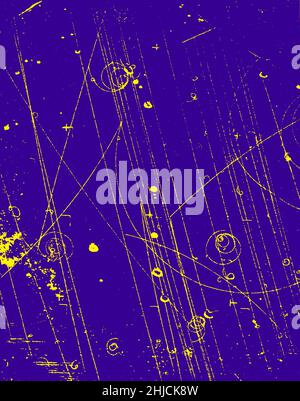 Evento particelle subatomiche. Fotografia scattata il 1957 novembre. Camera di bolla-380. Nelle scienze fisiche, le particelle subatomiche sono particelle molto più piccole degli atomi. Una camera a bolla è un recipiente riempito con un liquido trasparente surriscaldato (il più delle volte idrogeno liquido) utilizzato per rilevare particelle caricate elettricamente che si muovono attraverso di esso. Foto Stock