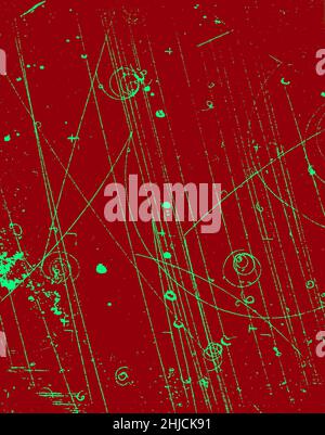 Evento particelle subatomiche. Fotografia scattata il 1957 novembre. Camera di bolla-380. Nelle scienze fisiche, le particelle subatomiche sono particelle molto più piccole degli atomi. Una camera a bolla è un recipiente riempito con un liquido trasparente surriscaldato (il più delle volte idrogeno liquido) utilizzato per rilevare particelle caricate elettricamente che si muovono attraverso di esso. Foto Stock
