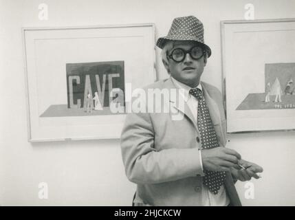 Pittore David Hockney alla John Kasmin Gallery nel 1966. La mostra qui raffigurata si intitolava "Drawings for Ubu Roi and Cavafy Etchings". (Hockney ha progettato i set e i costumi per la produzione di 'Ubu Roi' di Alfred Jarry.) In questa immagine è inoltre esposto lo stile di vestito fiammeggiante e audace di Hockney. Uno dei principali contributori al movimento pop art britannico degli anni '60, vive oggi a Los Angeles, California. Foto Stock