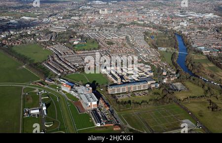 Vista aerea di York dall'ippodromo che guarda a nord verso il centro della città. Il complesso di appartamenti Residence (primo piano) era la fabbrica di cioccolato di Terry Foto Stock