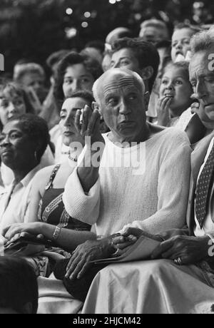 Immagine sommersa dell'artista Pablo Picasso in una corrida. Jean Cocteau si siede alla sua sinistra. Anche nella foto di destra di Picasso si trova Francoise Gilot. Foto Stock