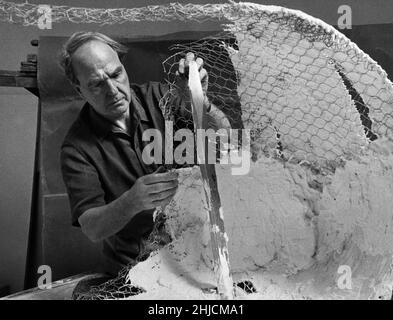 Henry Moore (1898-1986), artista e scultore britannico, nel suo studio in Much Hadham, Regno Unito. Foto Stock