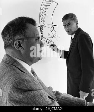 Il Dott. Seuss (1904-1991) disegna Clifton Fadiman (1904-1999) come il gatto nel cappello. Clifton Fadiman era un editore, un autore e una personalità ben nota della radio e della televisione. È stato l'ospite radiofonico del quiz show di 'Information Please!', direttore di Simon & Schuster, e redattore letterario della rivista New Yorker nel 1930s e nel 1940s, tra gli altri occupazioni. Il Dr. Seuss, il cui vero nome era Theodor Seuss Geisel, è stato l'autore e l'illustratore di molti libri per bambini amati, tra cui "Green Eggs and Ham", "The Sneetches" e "The Cat in the Hat". Foto Stock