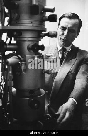 Il professor Ernst Ruska (1906-1988) fu un fisico tedesco che costruì una lente elettronica, che usò per costruire il primo microscopio elettronico. Fotografato qui al Max Plank Institute for Physics di Berlino. Foto Stock