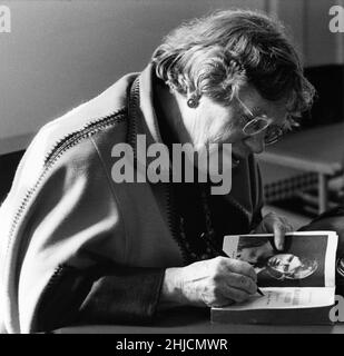 Margaret Mead nel 1972 firma il suo libro 'BlackBerry Winter' . Era un famoso antropologo culturale americano. (1901-1978) Foto Stock