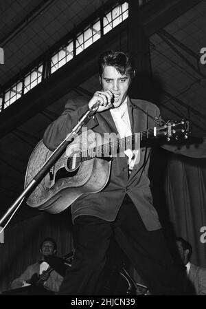 Elvis Presley (8, 1935 gennaio ‚Äì – 16 agosto 1977) si esibisce a Tampa, Florida, 1956. Foto Stock