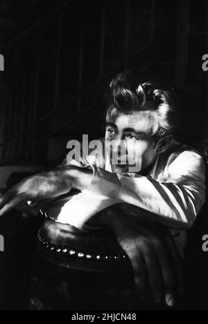 James Dean, attore, è nato a Marion, Indiana, il 8 febbraio 1931. La sua fama si basa su tre film, East of Eden, Rebel Without a cause e Giant. Con il successo e i guadagni di East of Eden ha acquistato una Porsche (una di due) che ha corso tra i tiri. Dopo aver terminato il suo lavoro su Giant si è diretto per una gara importante nella sua Porsche Spyder 550 e all'incrocio delle rotte 46 e 41 vicino a Cholame si è scontrato con un'altra macchina che moriva istantaneamente il 30 settembre 1955 all'età di 24 anni. Foto Stock