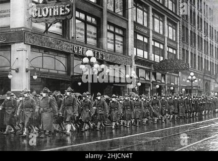 I soldati STATUNITENSI del reggimento del 39th marciarono a Seattle, Washington, prima di dirigersi verso la Francia. I soldati indossano maschere di garza per proteggere contro l'influenza (influenza). Le maschere erano totalmente inefficaci. Dopo la prima guerra mondiale, si verificò una pandemia influenzale globale, nota come influenza spagnola (1918-1919). Un quinto della popolazione mondiale è stata contagiata e tra 20 e 50 milioni di persone sono morte. Tali pandemie si verificano quando appare un nuovo virus infettivo per il quale la popolazione umana non ha immunità. Foto Stock