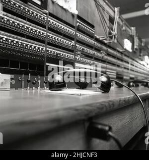 Telefonia nel 1970s. Interno da un locale vuoto con un grande centralino visibile. Tecnologia del passato che non è più in uso o il personale di esso non si è ancora seduto a lavorare ad esso. Si tratta di un centralino manuale in cui è necessario un operatore umano per collegare le chiamate manualmente. Svezia 1971 Kristoffersson Ref ed Foto Stock
