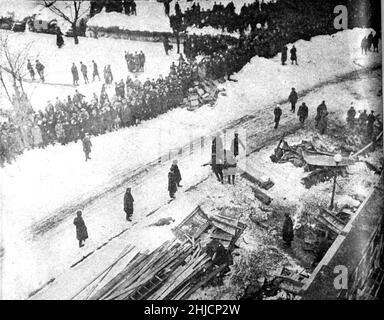 La folla guarda il lavoro di salvataggio al Knickerbocker Theatre. 96 furono uccisi e 125 feriti nel crollo del teatro. Un altro uomo si è congelato a morte nella tempesta. Washington, D. C. Gennaio 27, 28, 1922. Foto Stock