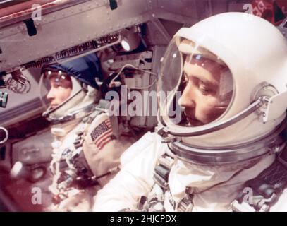 Gli astronauti Edward H. White II (a sinistra) e James A. McDivitt all'interno del veicolo spaziale Gemini IV aspettano il liftoff. L'obiettivo della missione Gemini IV era quello di valutare e testare gli effetti di quattro giorni nello spazio sull'equipaggio, sulle attrezzature e sui sistemi di controllo. Il pilota Edward White II ha realizzato con successo il primo gessetto spaziale statunitense durante la missione Gemini IV. Foto Stock