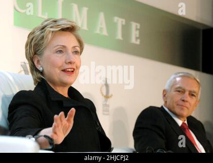 Il senatore Hillary Rodham Clinton e il generale Wesley Clark durante la Clinton Global Initiative, 16 settembre 2005 a New York City. Foto Stock