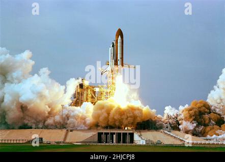 La STS-9 (chiamata anche STS-41A e Spacelab 1) fu la nona missione della NASA Space Shuttle e la sesta missione della Space Shuttle Columbia. Lanciata il 28 novembre 1983, la missione di 10 giorni ha portato in orbita il primo modulo di laboratorio Spacelab. Foto Stock