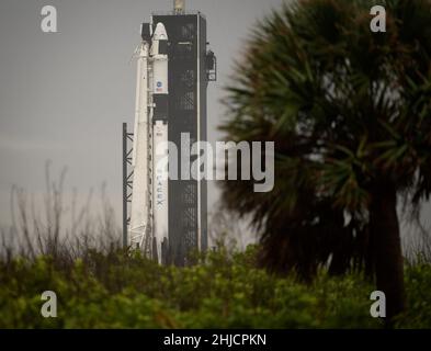 Un razzo SpaceX Falcon 9 con la navicella spaziale Crew Dragon a bordo dell'azienda è visto sul trampolino di lancio al Launch Complex 39A mentre i preparativi per la missione Demo-2, lunedì 25 maggio 2020, presso il centro spaziale NASA‚Äôs Kennedy in Florida. La missione NASA‚Äôs SpaceX Demo-2 è il primo lancio con gli astronauti della navicella spaziale SpaceX Crew Dragon e il razzo Falcon 9 alla Stazione spaziale Internazionale come parte dell'agenzia‚Äôs Commercial Crew Program. Il lancio di Robert Behnken e Douglas Hurley è previsto per mercoledì 27 maggio. Foto Stock