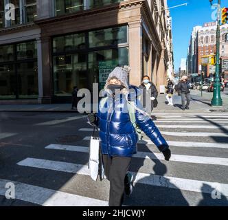 New Yorkers si impaccherà a Chelsea contro il clima frigido martedì 11 gennaio 2022. Le temperature sono precipitati a 16 gradi con un alto di 20 gradi, e questo è prima che il vento si raffreddi. (© Richard B. Levine) Foto Stock