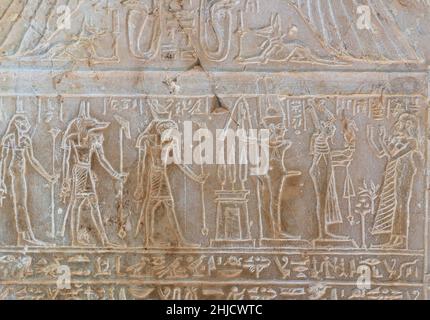 Rilievo Stele circa Priestess Takerseb fare offerte agli dei (da destra a sinistra) Osiris, min, Horus, Anubis, Isis e Metis. Periodo tolemaico. Foto Stock