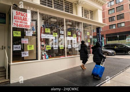 Negozio di abbigliamento che esce dal commercio e al dettaglio in affitto nel quartiere Tribeca a New York il Sabato 15 gennaio 2022. (© Richard B. Levine) Foto Stock