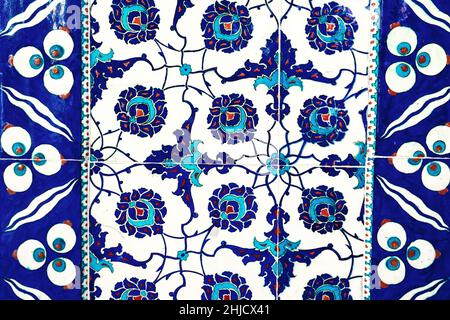 Motivi floreali blu antiche piastrelle, manufatti ottomani del 15th secolo nel Palazzo Topkapi, Istanbul. Foto Stock