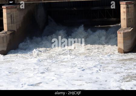 New Delhi, India. 28th Jan 2022. La schiuma chimica galleggia sul fiume Yamuna a Nuova Delhi, India, il 28 gennaio 2022. (Foto di Ravi batra/Sipa USA) Credit: Sipa USA/Alamy Live News Foto Stock