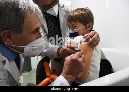 Napoli, Italia. 26th Jan 2022. (1/26/2022) Campagna di vaccinazione per i bambini contro Covid 19, l'operatore inietta una dose di vaccino nel centro di vaccinazione di Mostra d'Oltremare di Napoli, prosegue la campagna di vaccinazione per i bambini per contrastare la diffusione di Covid-19. (Foto di Pasquale Gargano/Pacific Press/Sipa USA) Credit: Sipa USA/Alamy Live News Foto Stock