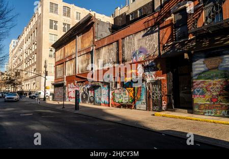 Salito su edificio e negozi chiusi, in attesa di sviluppo, nel quartiere di Lower East Side a New York il Sabato 22 gennaio 2022. ( © Richard B. Levine) Foto Stock