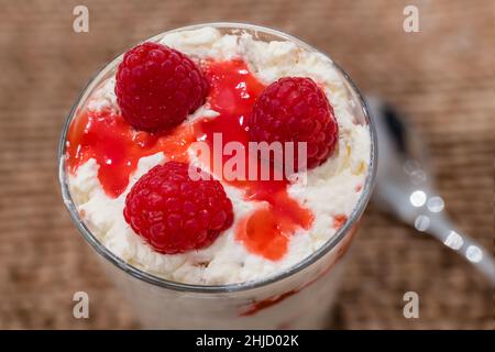 Budino scozzese o cranachan da dessert preparato con panna, farinata d'avena e lamponi serviti al Burns Night, Scozia Foto Stock