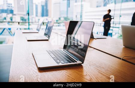 Laptop posizionati sul tavolo in un ufficio moderno Foto Stock