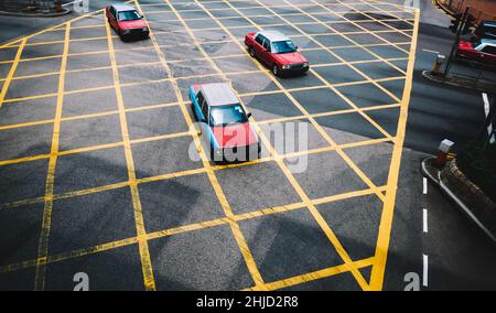 Auto in vecchio stile all'incrocio con la città Foto Stock