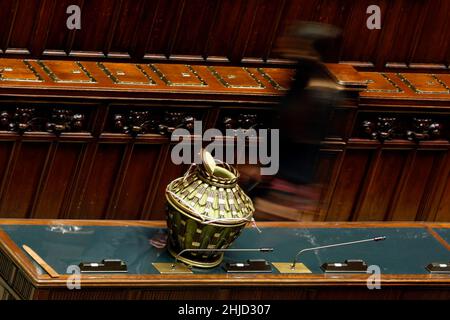 Roma, Italia. 28th Jan 2022. Scrutini durante la quinta sessione di voto per il nuovo Presidente della Repubblica italiana presso la Camera dei deputati in plenaria. Roma, 28 gennaio 2022Photo Samantha Zucchi Insidefoto Credit: Insidefoto srl/Alamy Live News Foto Stock