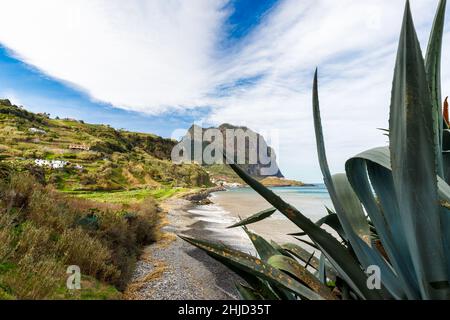 Vista idilliaca della spiaggia di Maiata sull'isola di Madeira, Portogallo Foto Stock