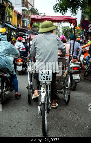 Risciò bicicletta come osservabile dalla bicicletta corsa in rickshaw, Quartiere Vecchio (aka il 36 strade), Hanoi, Vietnam Foto Stock