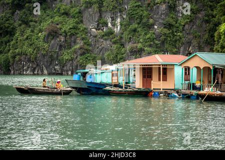 Le case galleggianti e riga di legno barche, Vung Vieng villaggio di pescatori, la baia di Ha Long, Bai Tu Long Settore, vicino a Ha Long, Vietnam Foto Stock