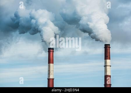 Closeup Visualizza vapore in uscita dalle tubazioni della centrale termoelettrica in inverno Time.Termal Power industria e ambiente inquinamento concetto e . Foto Stock