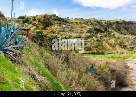 Vista idilliaca della spiaggia di Maiata sull'isola di Madeira, Portogallo Foto Stock