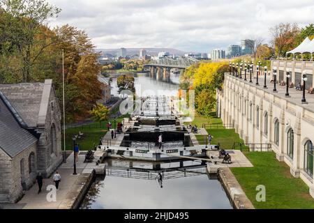 Ottawa, Canada - 14 ottobre 2021: Serrature del canale Rideau a Ottawa, Canada. Vista sul fiume Ottawa, sul ponte Alexandra e sulla città Gatineau del Quebec in autunno Foto Stock