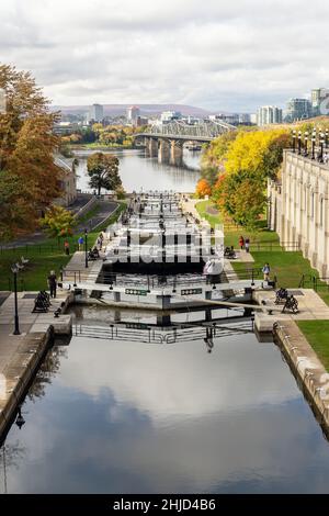 Ottawa, Canada - 14 ottobre 2021: Serrature del canale Rideau a Ottawa, Canada. Vista sul fiume Ottawa, sul ponte Alexandra e sulla città Gatineau del Quebec in autunno. Foto Stock