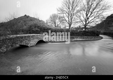 Lunga esposizione del fiume Avill che scorre sotto il ponte Gallox nel villaggio di Dunster nel Somerset Foto Stock