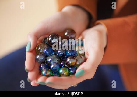 sfere di vetro in mano Foto Stock