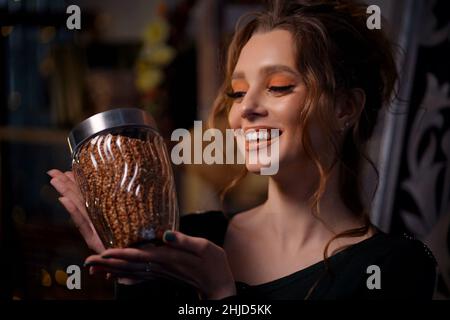 ragazza con una lattina di grano saraceno Foto Stock