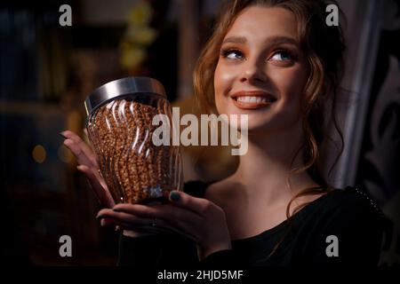 ragazza con una lattina di grano saraceno Foto Stock