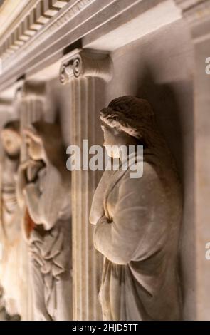 Vista dettagliata del sarcofago delle donne in lutto nei musei archeologici di Istanbul, Turchia. Foto Stock