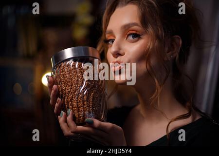 ragazza con una lattina di grano saraceno Foto Stock