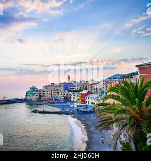 Costa della Liguria. Mar Mediterraneo. Bogliasco villaggio al tramonto, Italia. Foto Stock